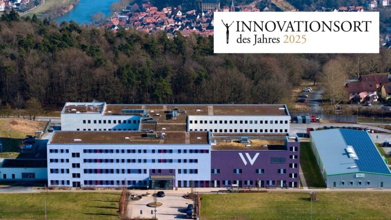 Das Bürgerspital Wertheim aus der Luft mit dem Siegel „Innovationsort des Jahres 2025“